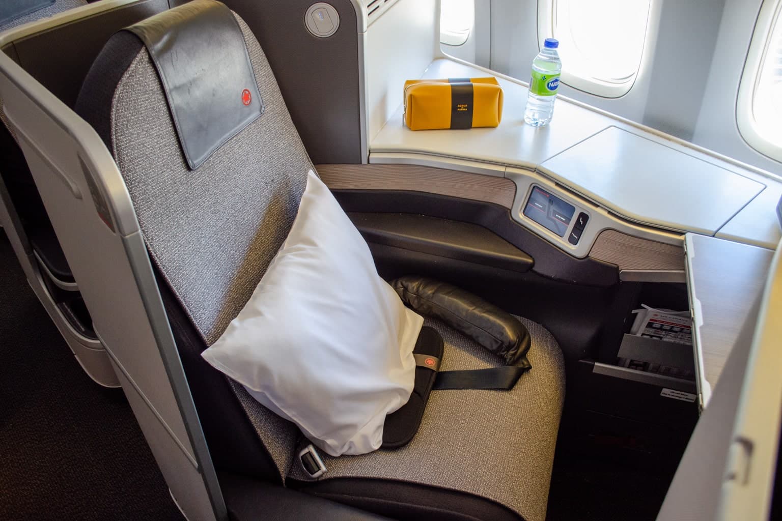 Air Canada Boeing 777-200LR Air Canada Signature Class cabin photo