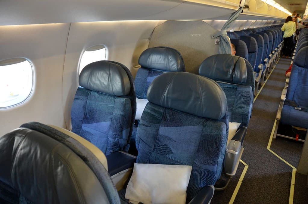 Air Canada Embraer E175 Air Canada Business Class cabin photo