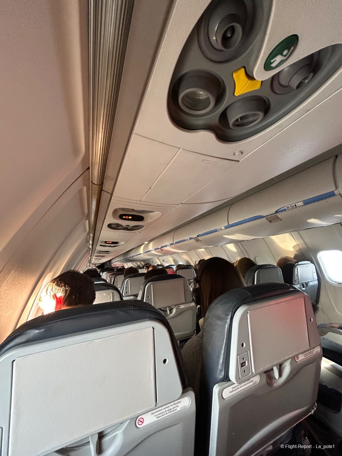 Air Canada Mitsubishi CRJ900 Air Canada Economy cabin photo